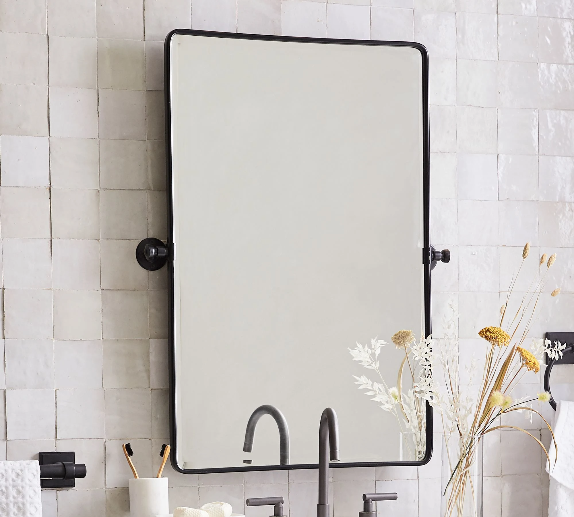 ผู้ผลิตกระจกกันฝ้าที่ดีที่สุดสำหรับห้องน้ำ Square Frameless Mirrors